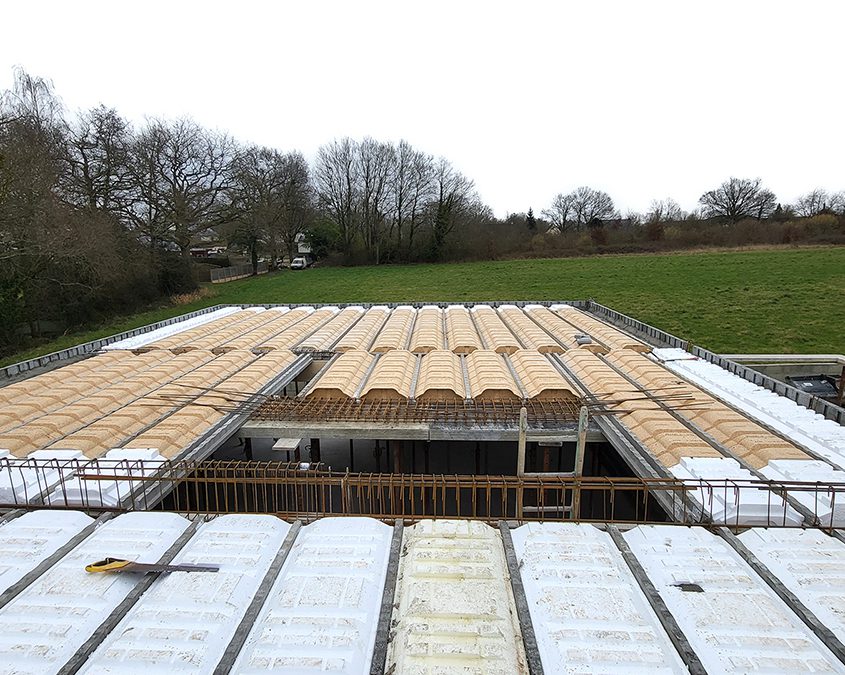 Plancher intermédiaire avec hourdis isolants pour le traitement des ponts thermiques