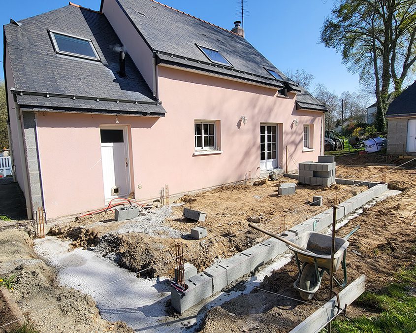 Terrassement pour réalisation des fondations et du soubassement de la dalle pour une extension