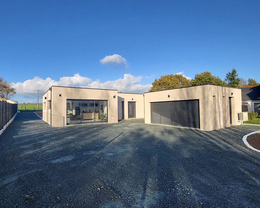 Maison contemporaine - Grande baie vitrée - Aménagement extérieur - Portail de garage électrique