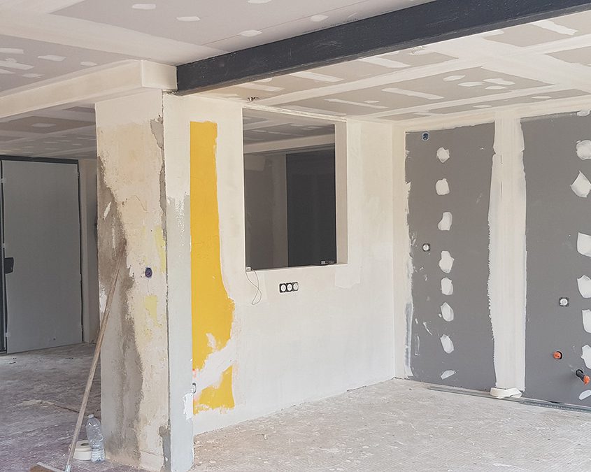 Rénovation en placo plâtre avec intégration d'une ouverture pour verrière entre l'entrée et la cuisine