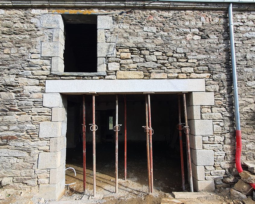 Jambage pierre et linteau granit pour habiller la baie vitrée et gagner en luminosité